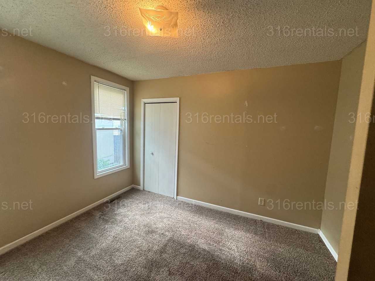404 E 7th St - Photo 5 of 7