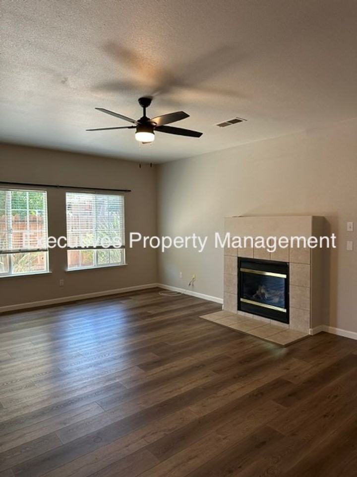 654 Gateway Dr - Photo 2 of 11