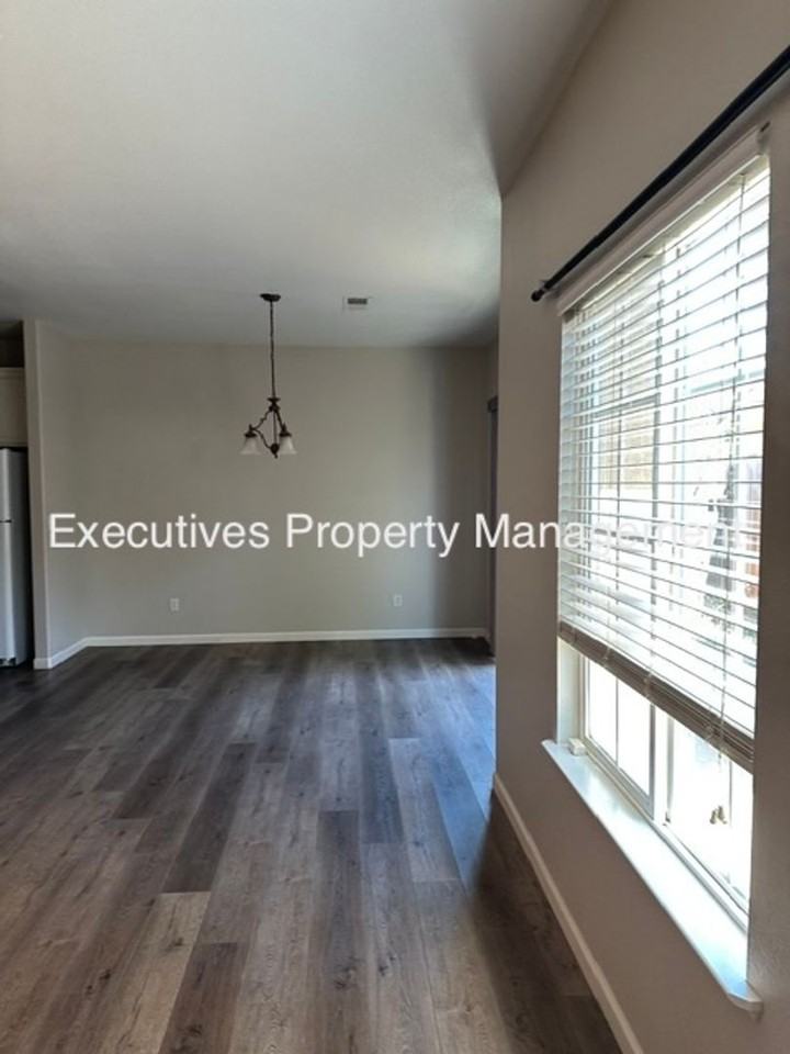 654 Gateway Dr - Photo 3 of 11