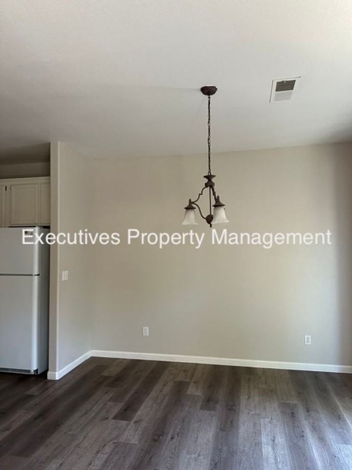 654 Gateway Dr - Photo 4 of 11