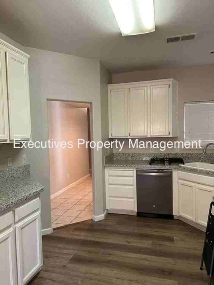 654 Gateway Dr - Photo 5 of 11