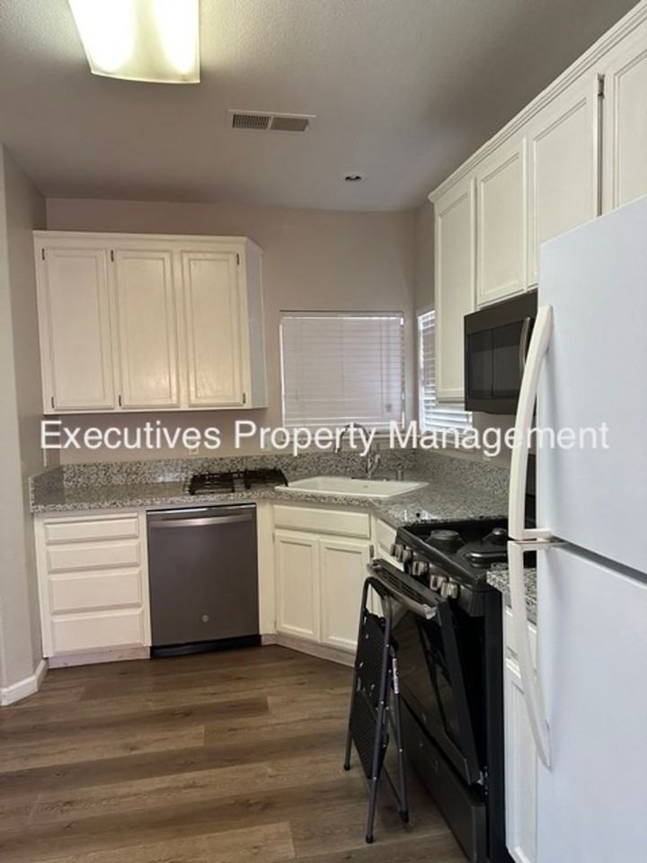 654 Gateway Dr - Photo 6 of 11