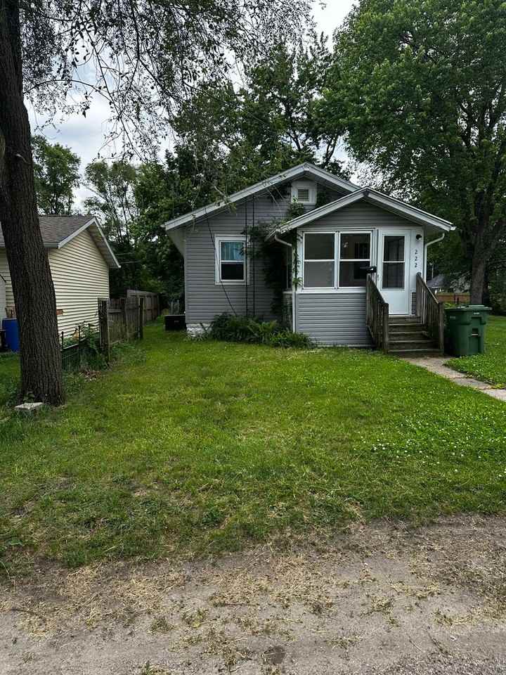 222 Blowers Ave - Photo 4 of 9