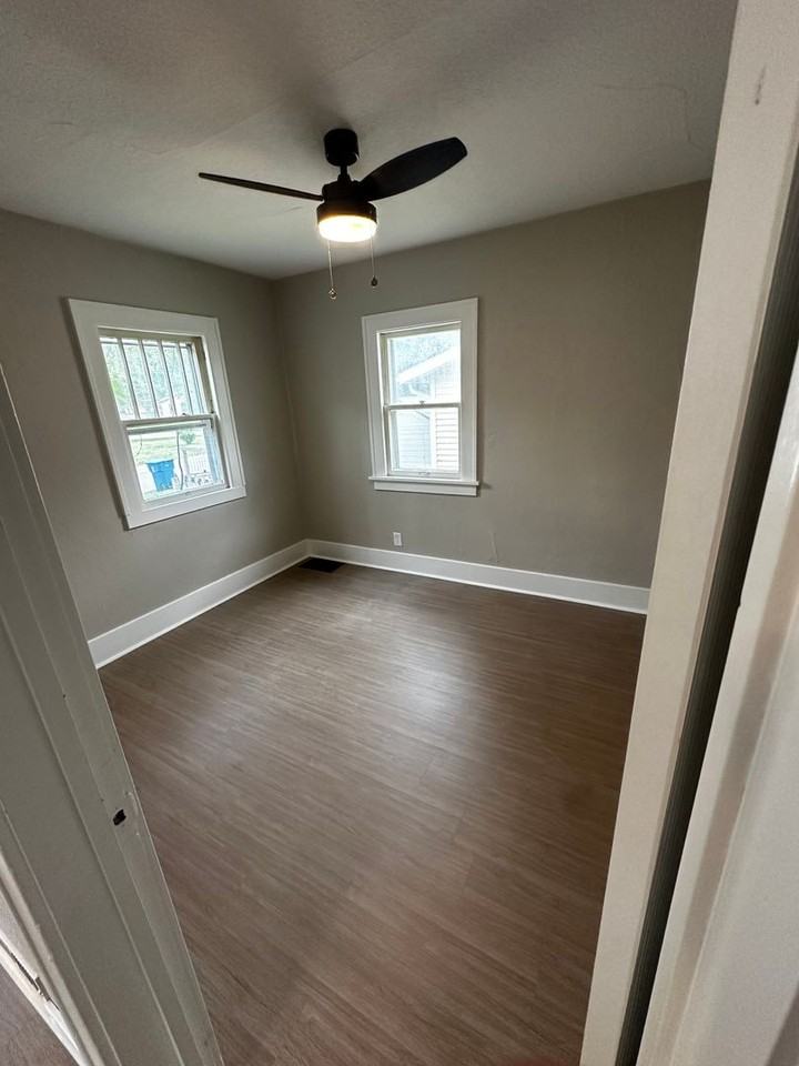 222 Blowers Ave - Photo 5 of 9