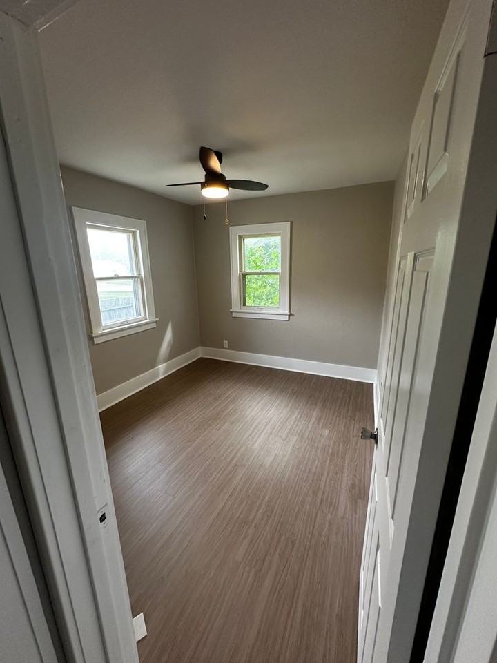 222 Blowers Ave - Photo 6 of 9