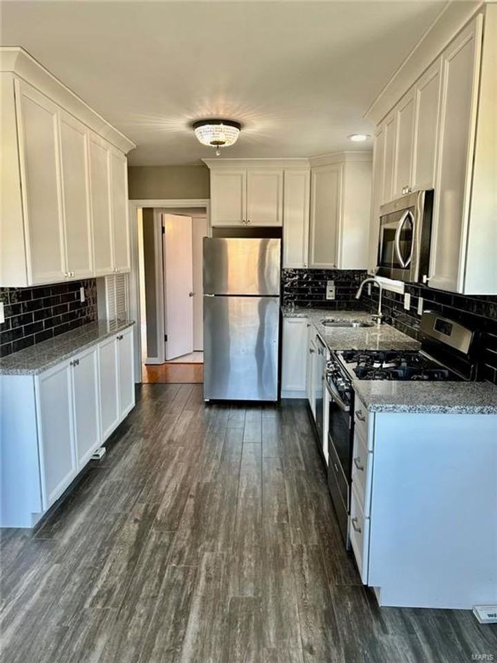 7227 Balson Ave - Photo 5 of 24