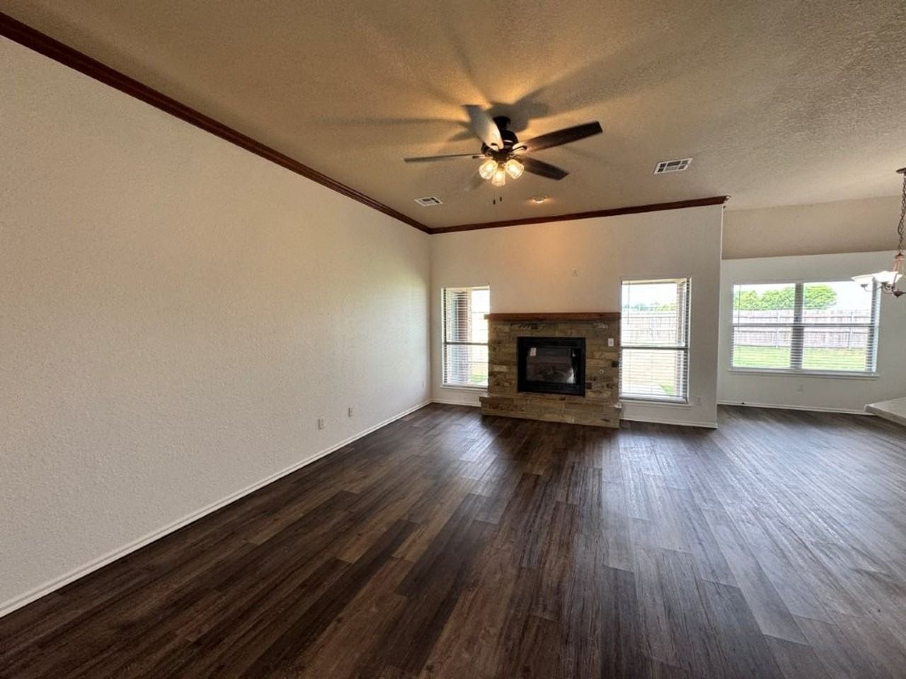 2345 Bradford Ave - Photo 3 of 19