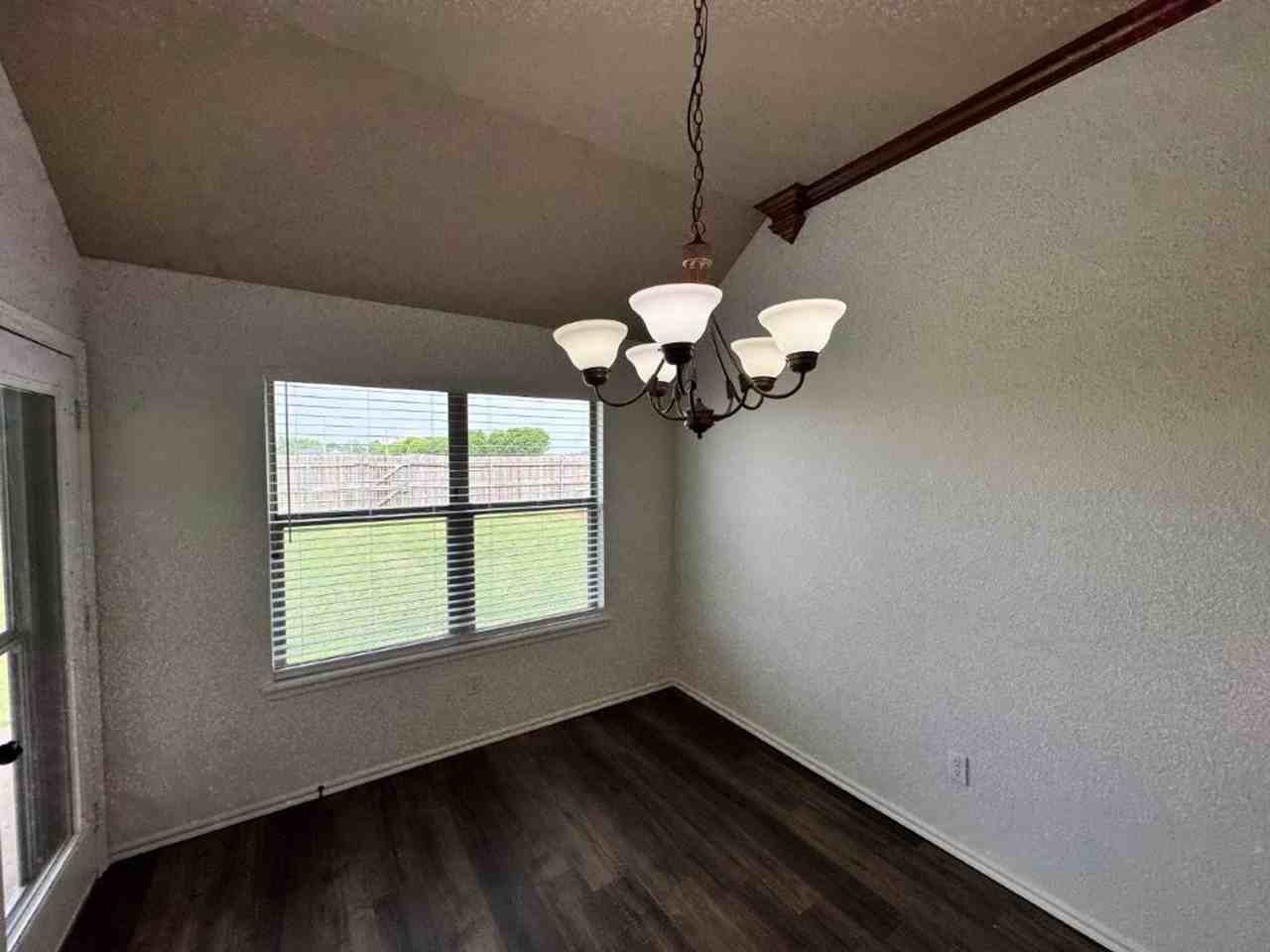 2345 Bradford Ave - Photo 4 of 19