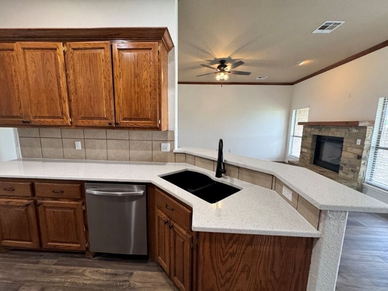 2345 Bradford Ave - Photo 5 of 19