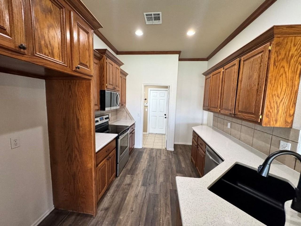 2345 Bradford Ave - Photo 7 of 19