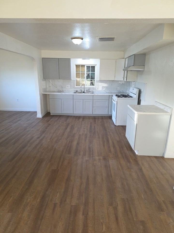 9217 Beech Ave - Photo 4 of 18