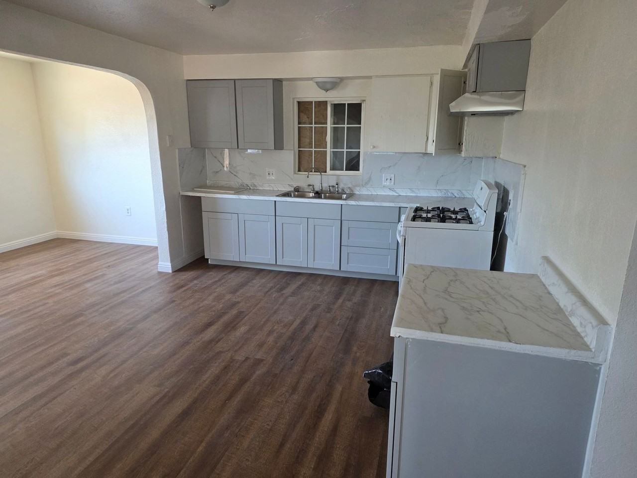 9217 Beech Ave - Photo 3 of 18