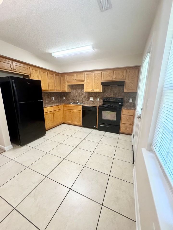 1100 Pine St - Photo 4 of 23