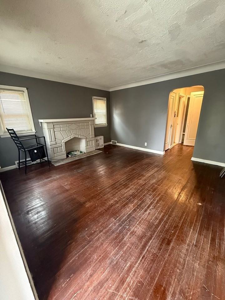 15596 Eastwood St - Photo 2 of 9