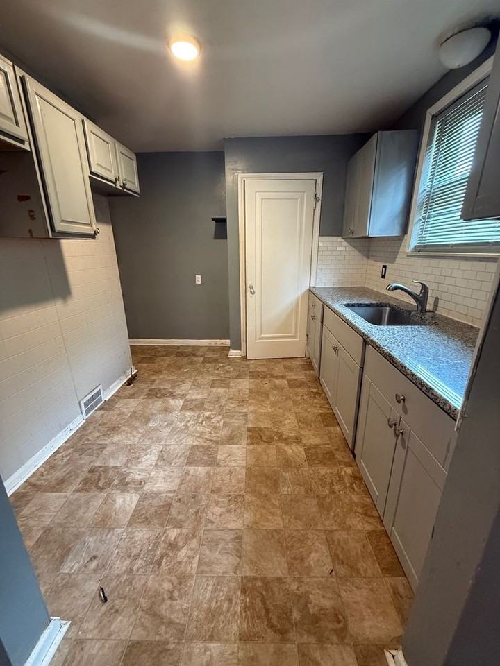15596 Eastwood St - Photo 6 of 9