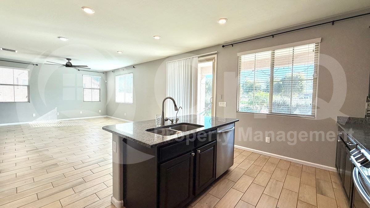 3231 S Santa Rita Way - Photo 7 of 41