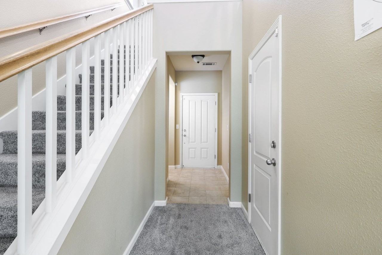 2035 Vienna Way - Photo 2 of 25