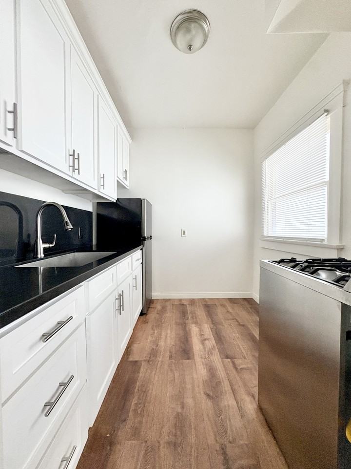 959 E. Broadway - Photo 7 of 9