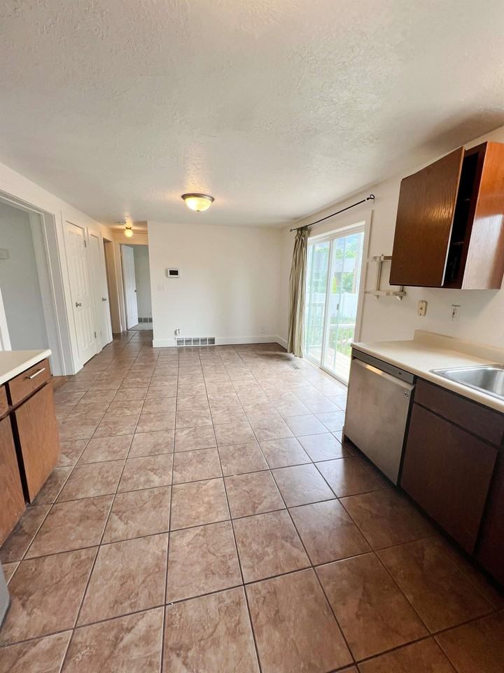10 Pinewood Dr #1 - Photo 3 of 21