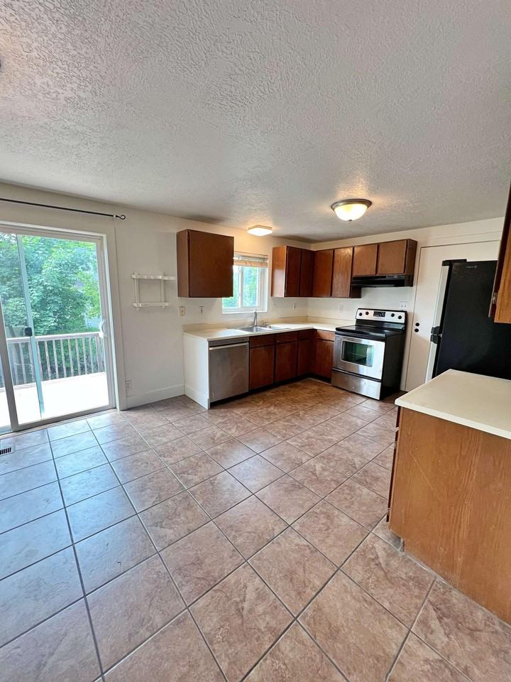 10 Pinewood Dr #1 - Photo 4 of 21