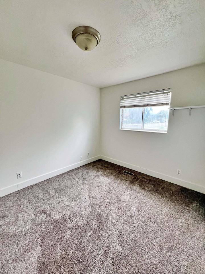 10 Pinewood Dr #1 - Photo 6 of 21