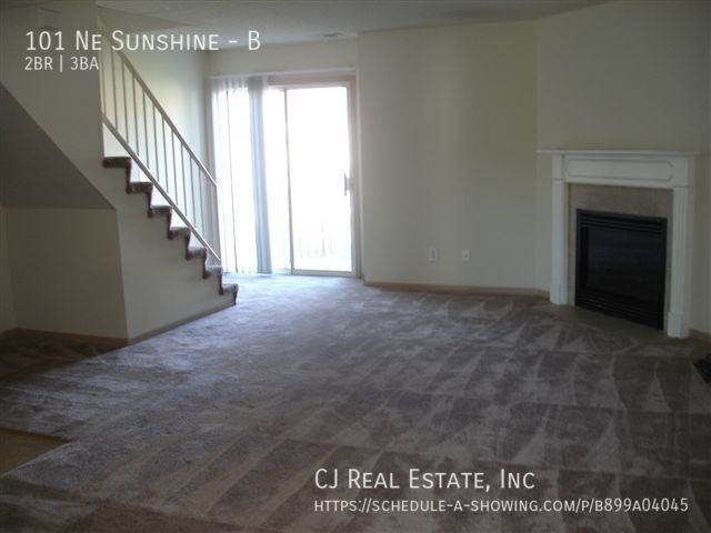 101 Ne Sunshine St #B - Photo 3 of 8