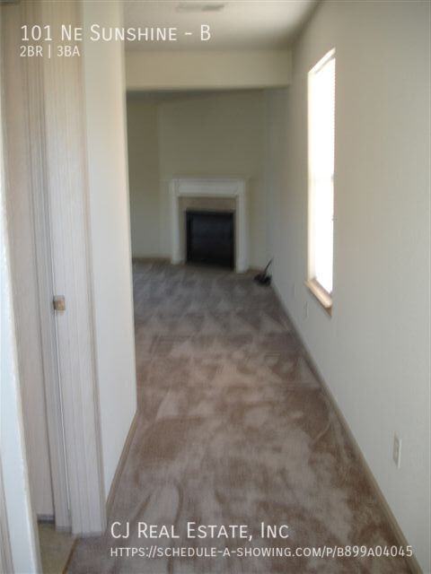 101 Ne Sunshine St #B - Photo 4 of 8