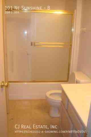 101 Ne Sunshine St #B - Photo 5 of 8