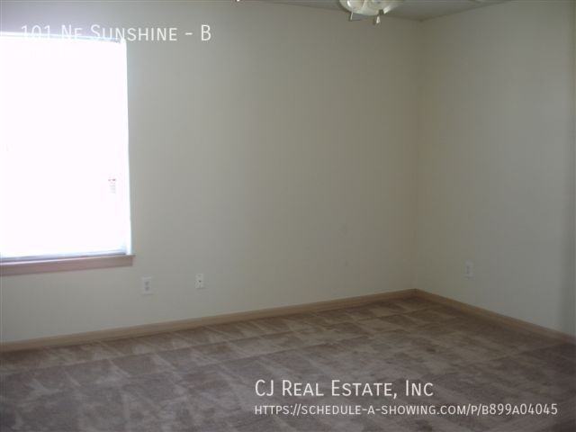 101 Ne Sunshine St #B - Photo 6 of 8