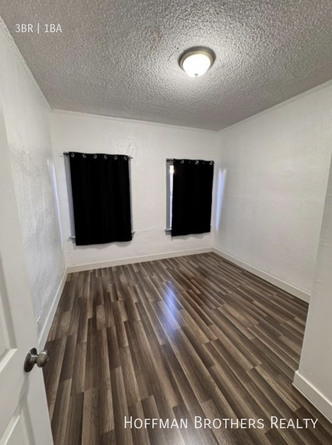 811 W 43rd St #811 - Photo 2 of 10