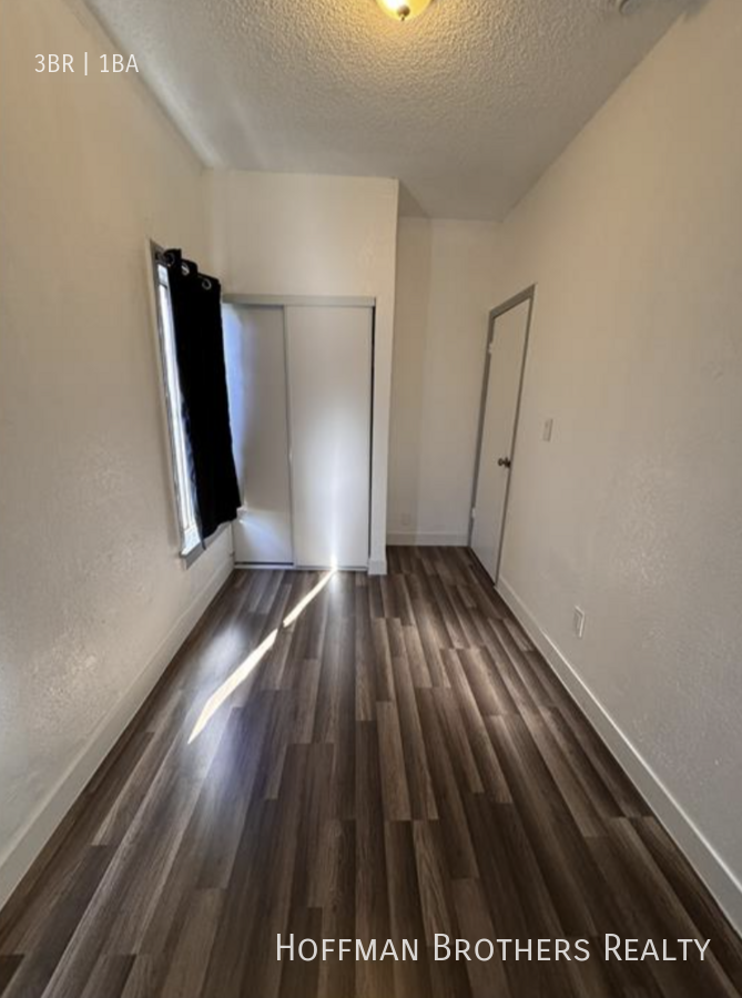 811 W 43rd St #811 - Photo 4 of 10