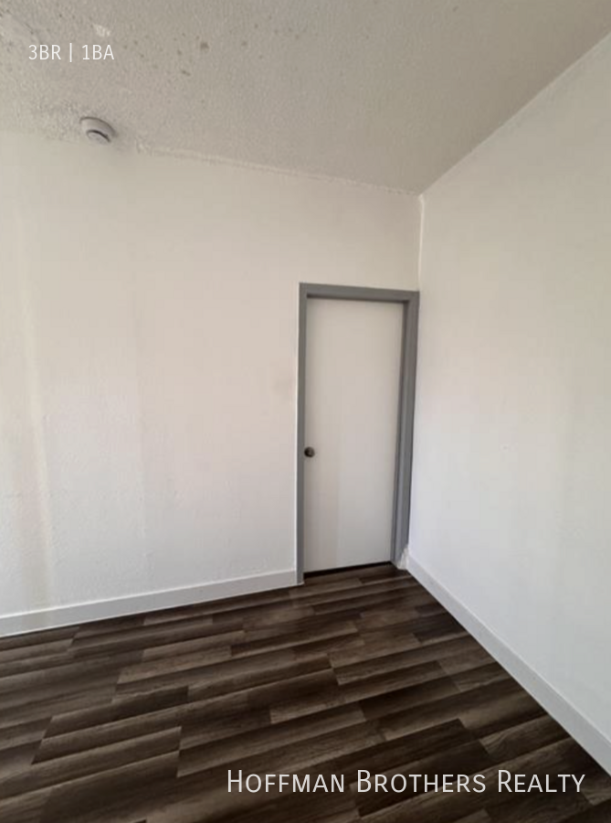 811 W 43rd St #811 - Photo 6 of 10
