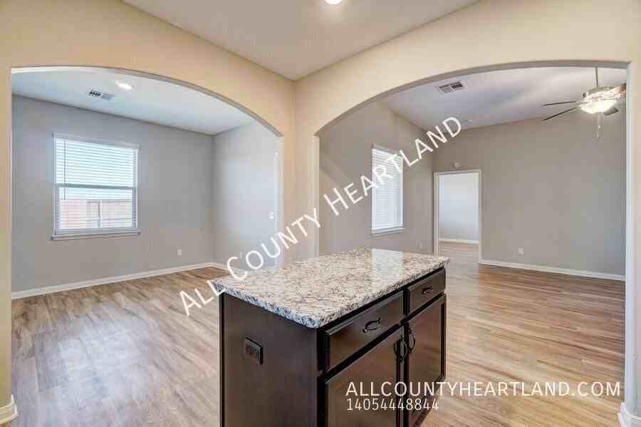 309 E Georgia Ter - Photo 5 of 16