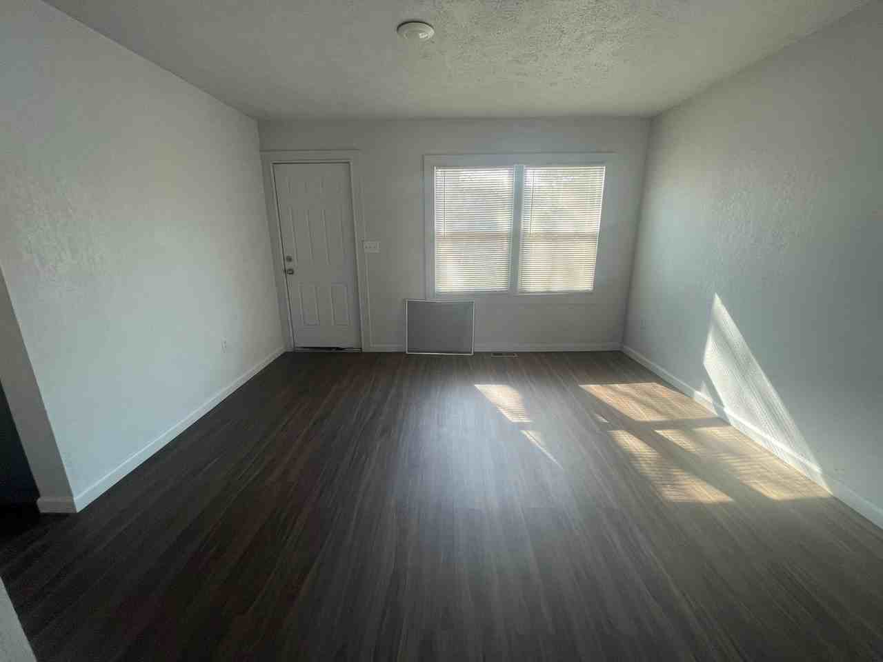 539 Kitchener St #1 - Photo 3 of 21