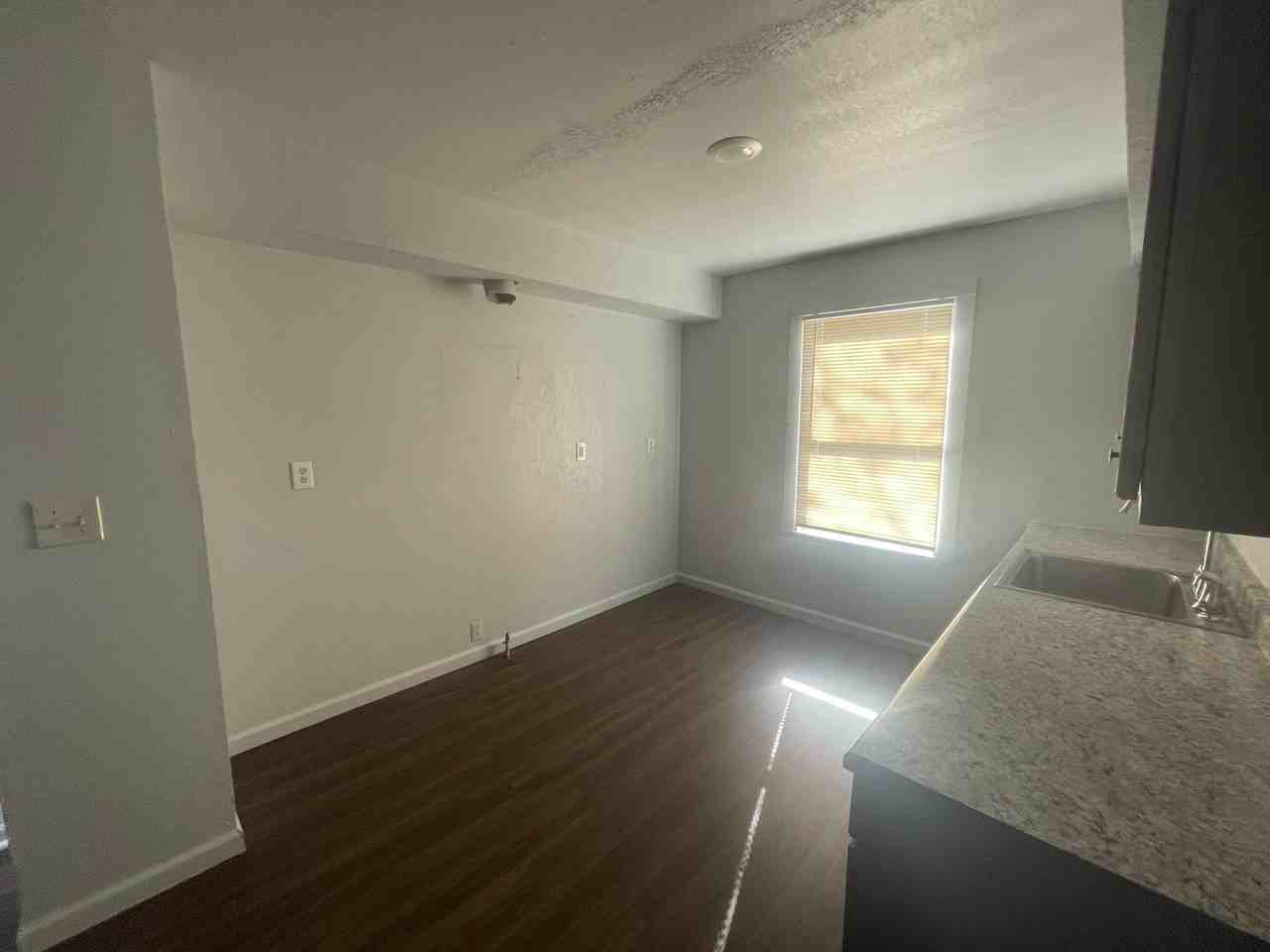 539 Kitchener St #1 - Photo 4 of 21