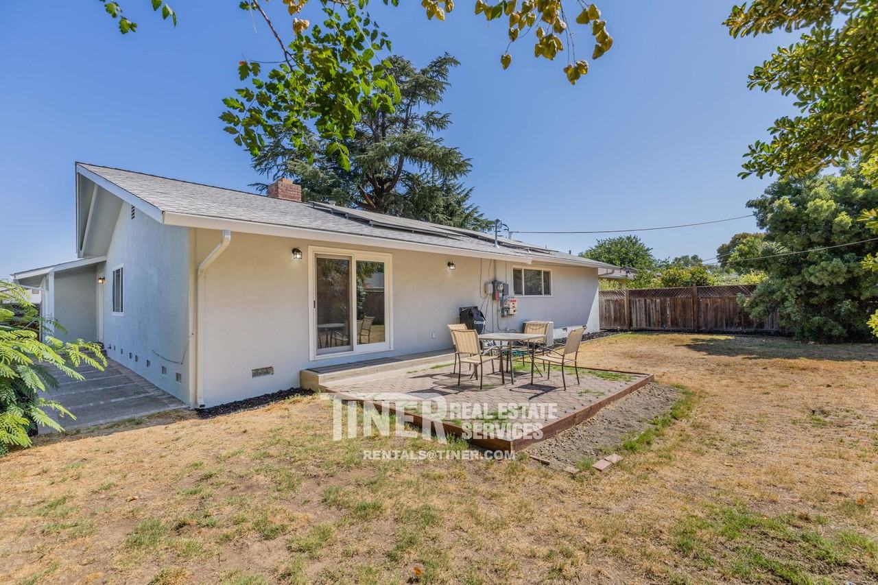 9136 Cecile Way - Photo 5 of 35