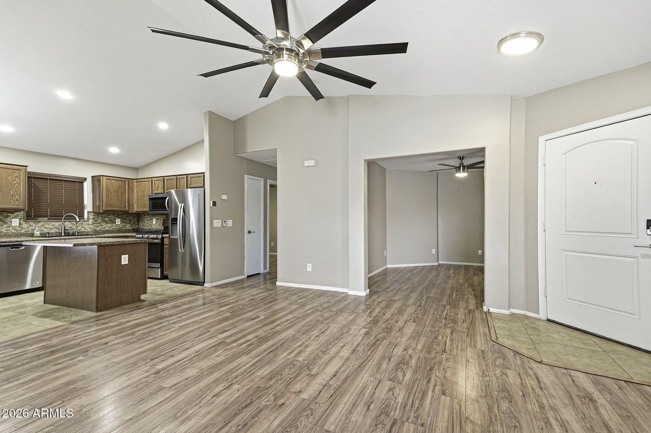 1413 E Leslie Ave - Photo 4 of 34