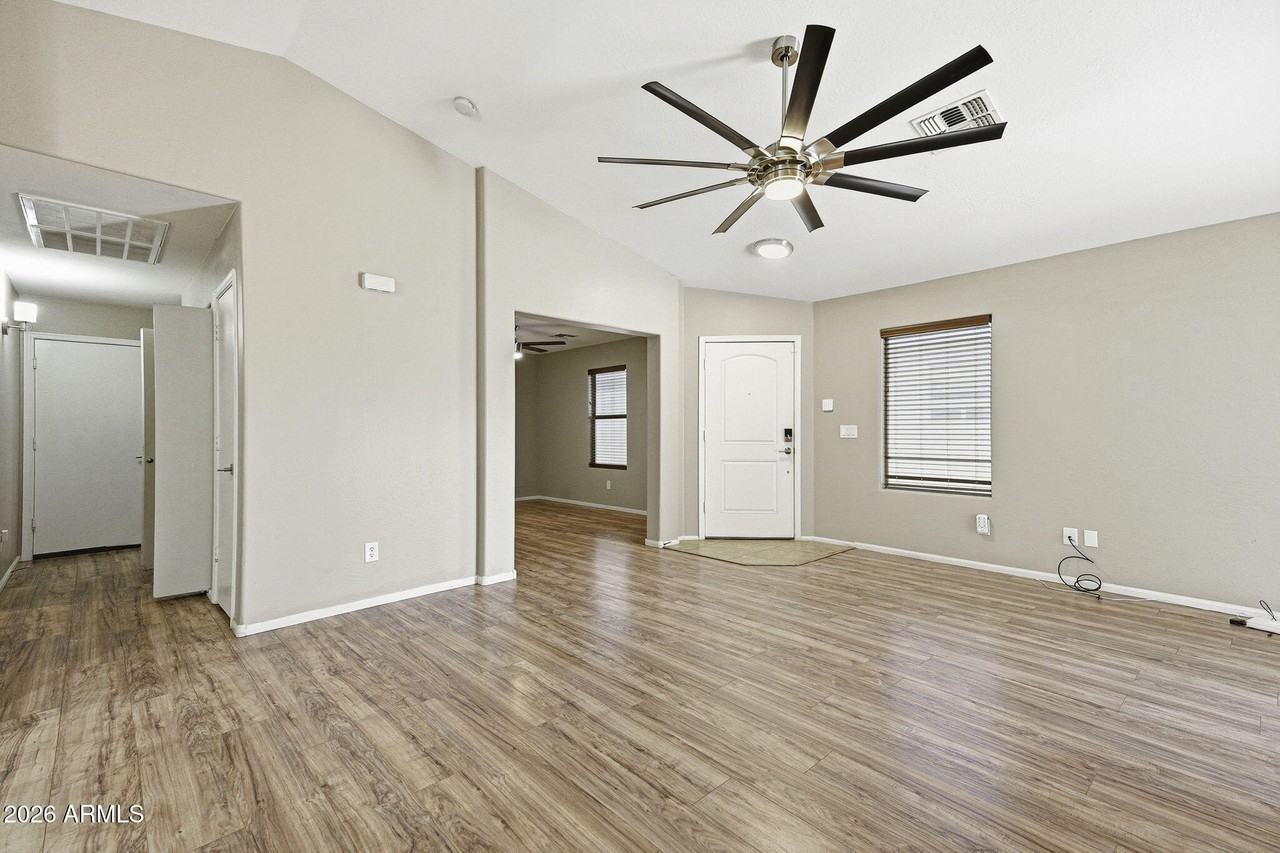 1413 E Leslie Ave - Photo 5 of 34