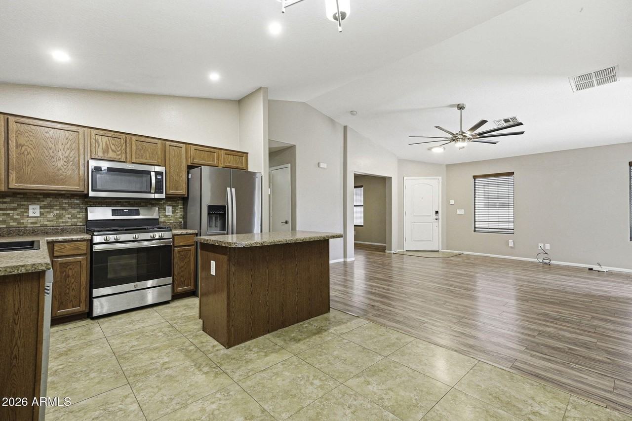 1413 E Leslie Ave - Photo 6 of 34