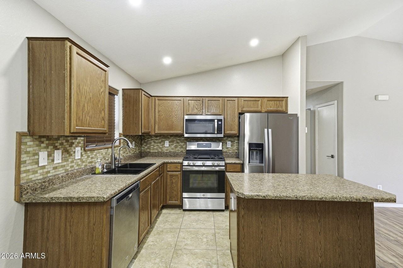 1413 E Leslie Ave - Photo 7 of 34