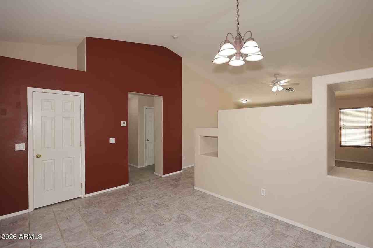 10945 W Loma Ln - Photo 6 of 34