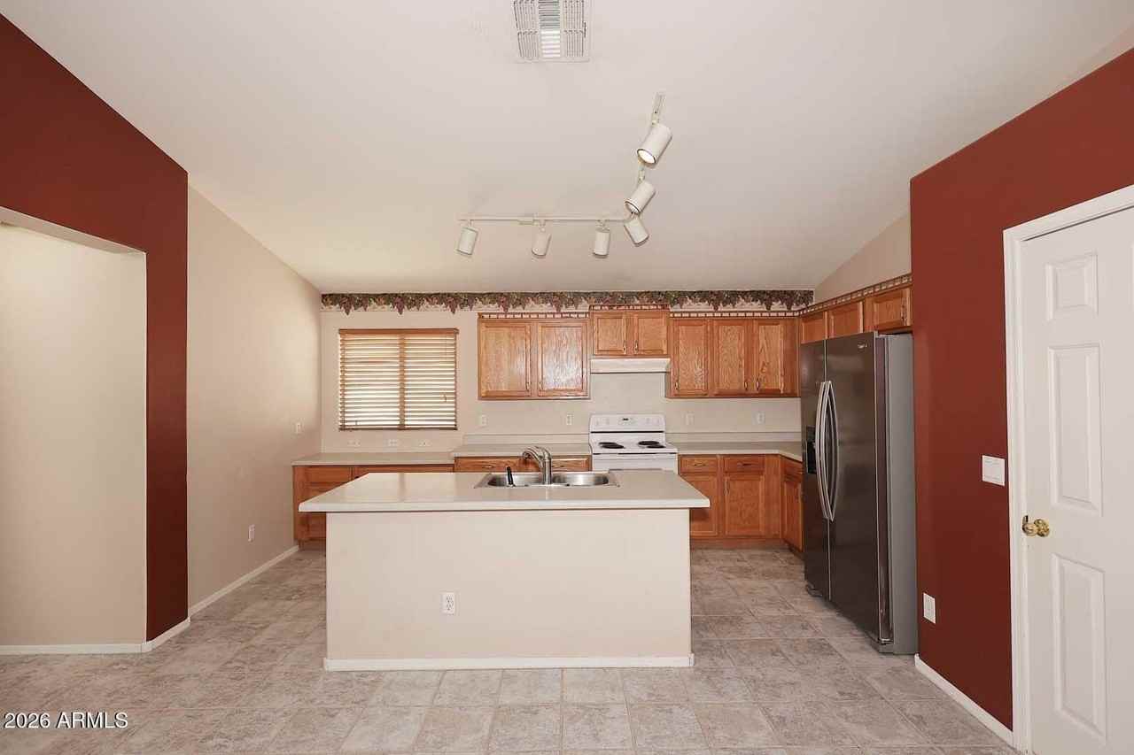 10945 W Loma Ln - Photo 7 of 34