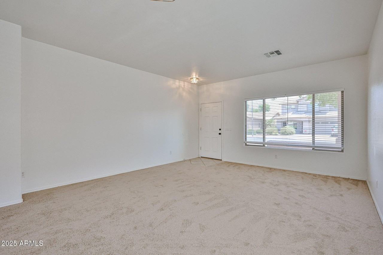 14584 W Watson Ln - Photo 4 of 33