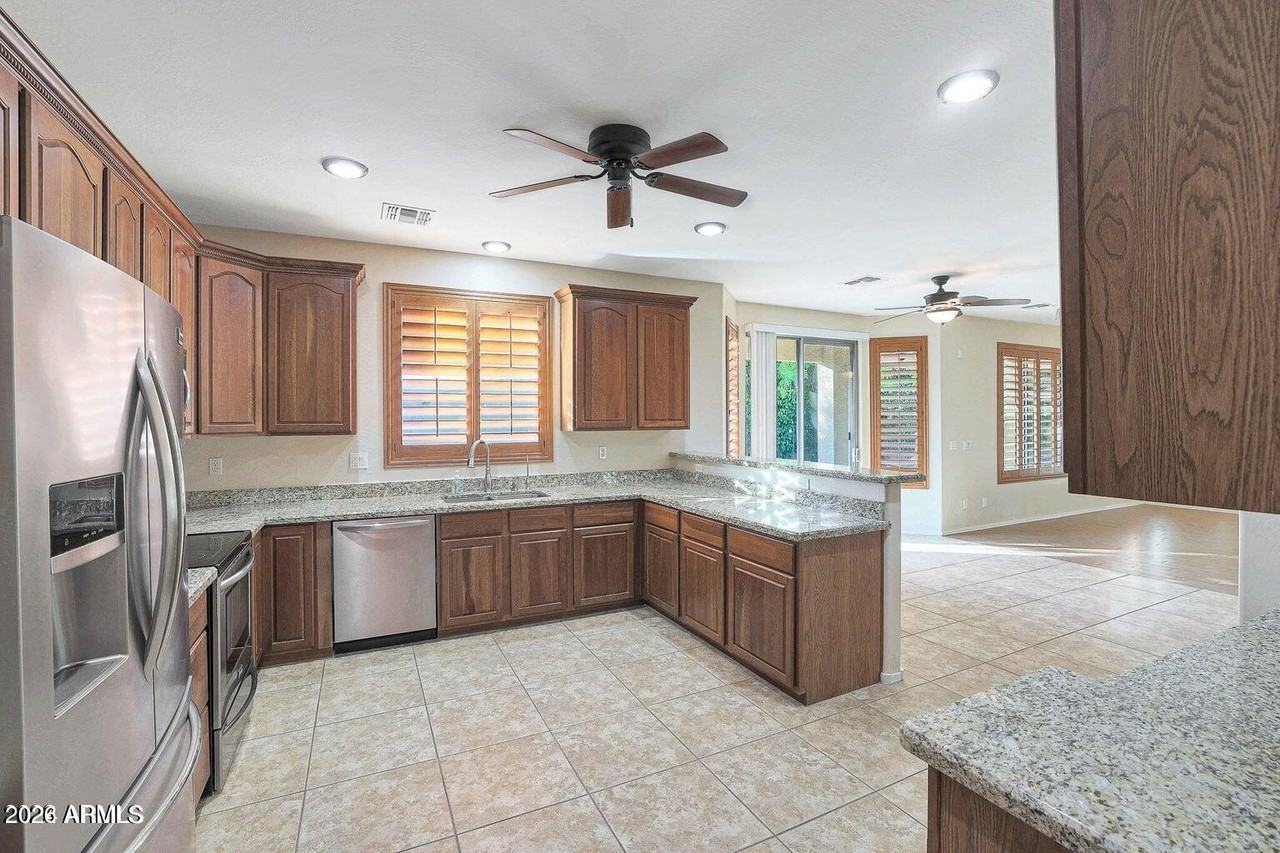 7863 W Melinda Ln - Photo 6 of 48