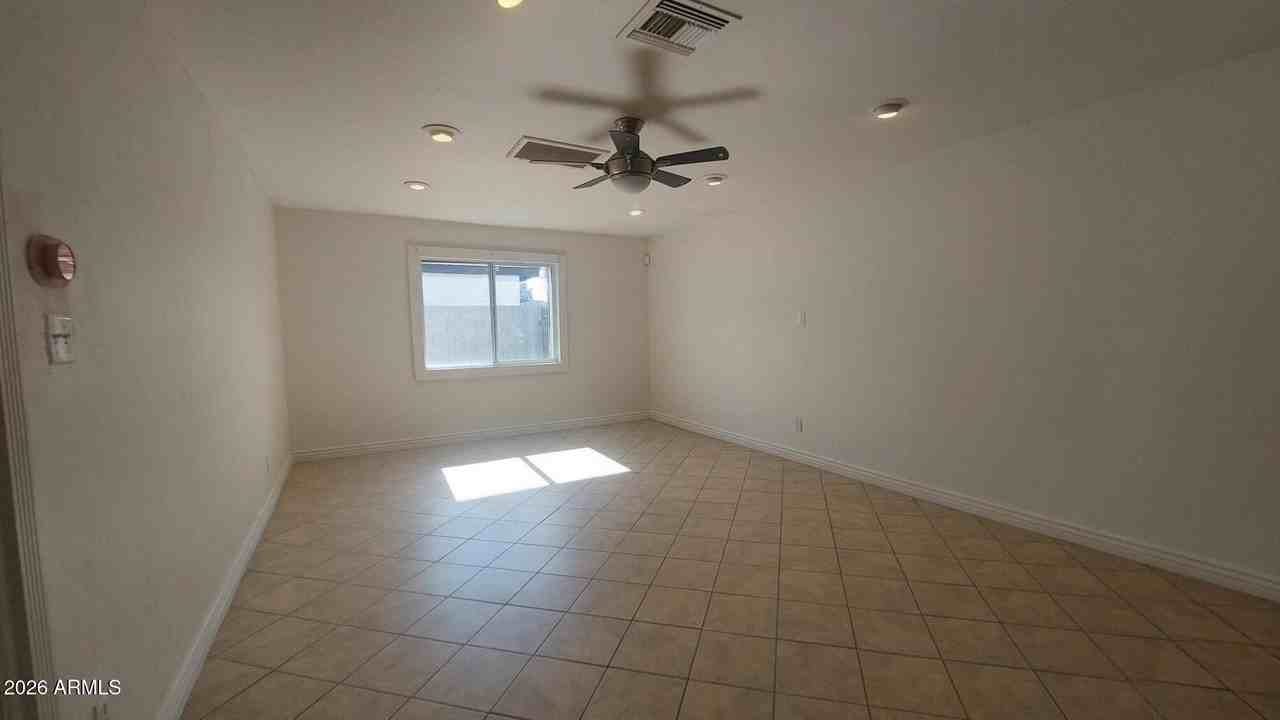 2448 W Freeway Ln - Photo 6 of 27