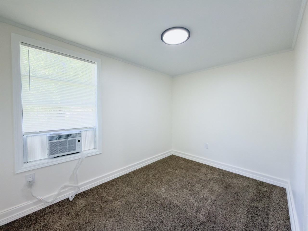 512 Crescent Blvd - Photo 7 of 9