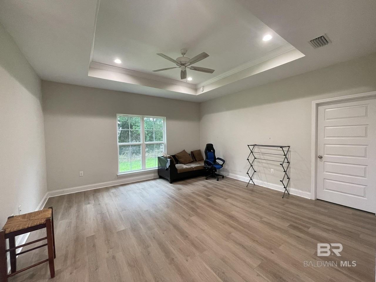 15822 Vintage St - Photo 2 of 17