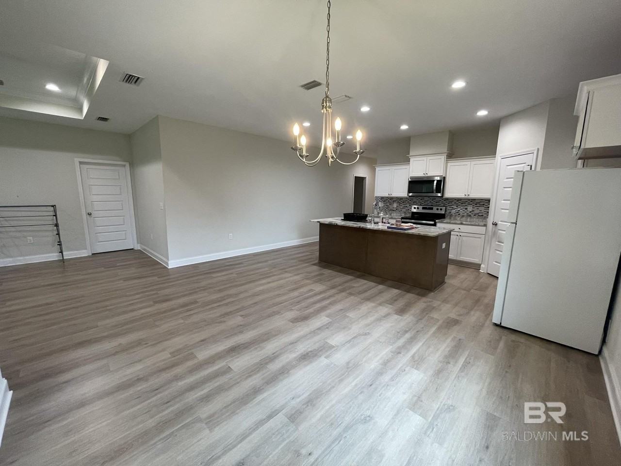 15822 Vintage St - Photo 3 of 17