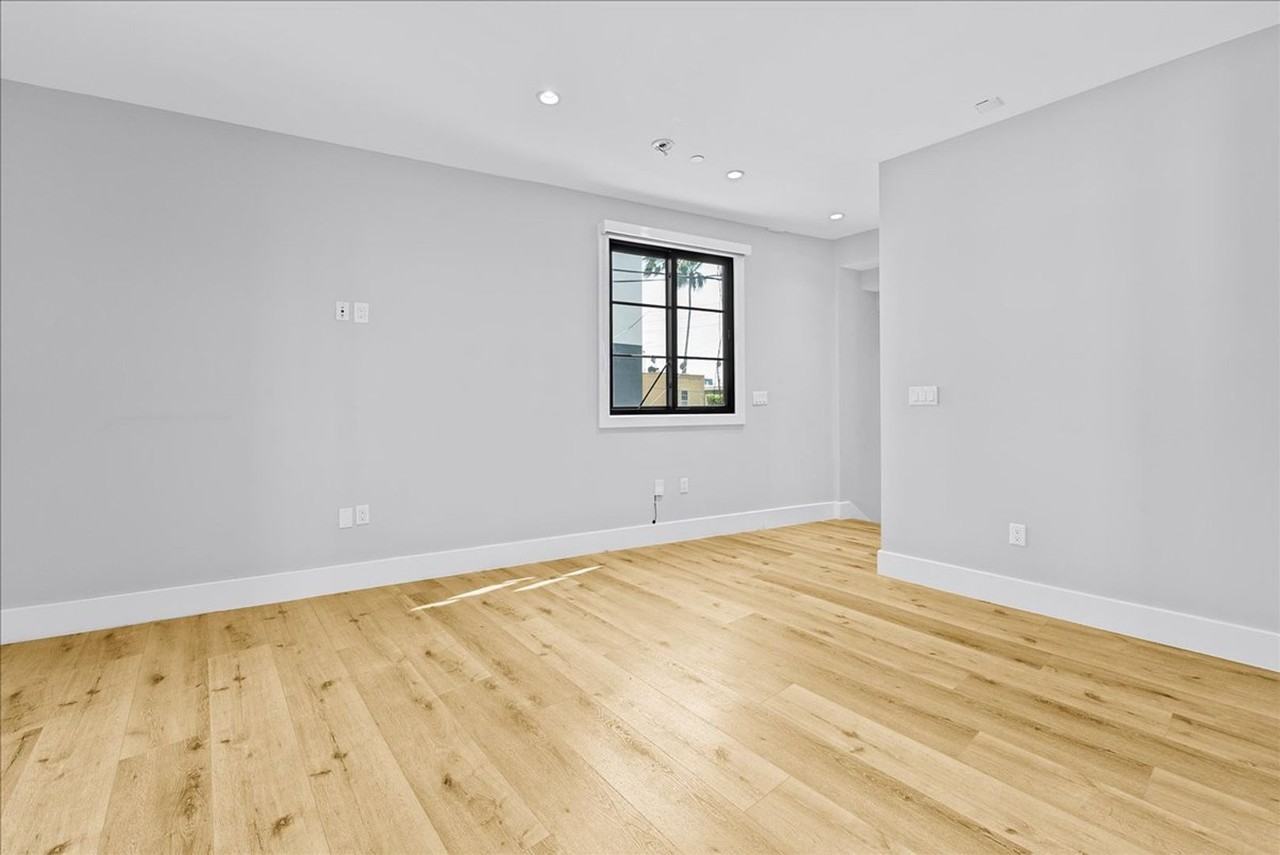 1348 S Burnside Ave #04 - Photo 2 of 21