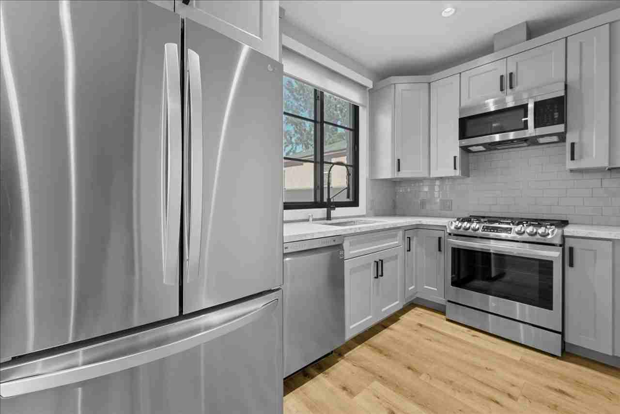 1348 S Burnside Ave #04 - Photo 3 of 21